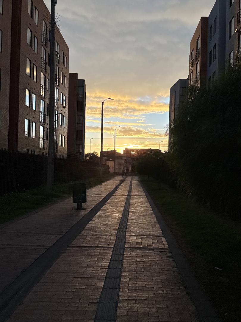 Quise capturar como se iba perdiendo el sol en el cielo y se veía precioso desde ese punto, solo fue uno de los pocos atardeceres que nos regaló el 2025 y a mi parecer ninguno es igual a otro